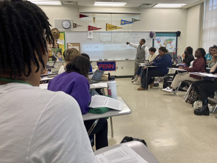 Profesor imparte curso de estudios afroamericanos en la preparatoria Baton Rouge Magnet High School, el 30 de enero de 2023.