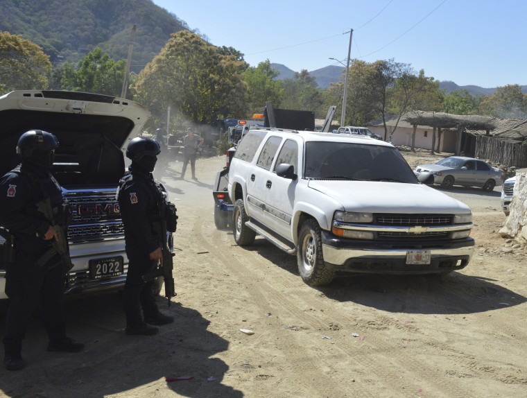 Miembros de la policía del estado de Sinaloa retiran vehículos abandonados de las carreteras de Jesús María, México, el sábado 7 de enero de 2023.