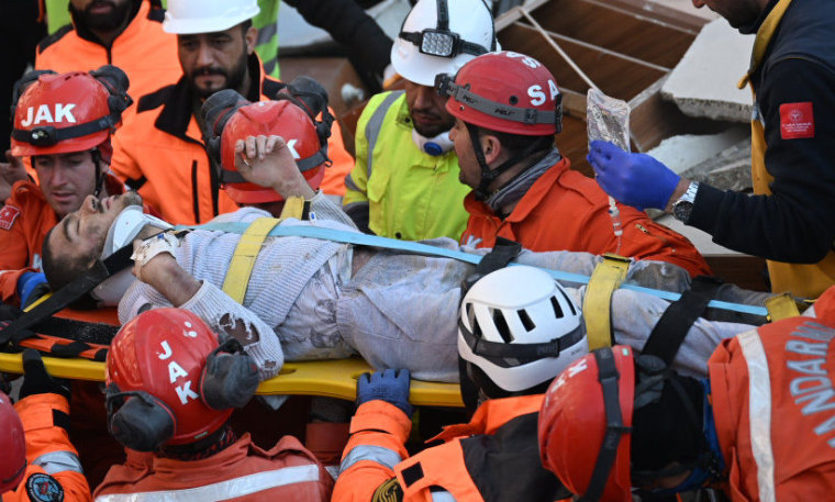 Un hombre de 23 años es rescatado seis días después de los sismos en Hatay, Turquía, el 12 de febrero de 2023.