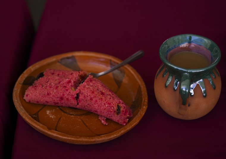 Un tamal dulce elaborado con moras, sobre una mesa en una feria de tamales en el vecindario de Ixtapalapa, en la Ciudad de México, el 27 de enero de 2023.