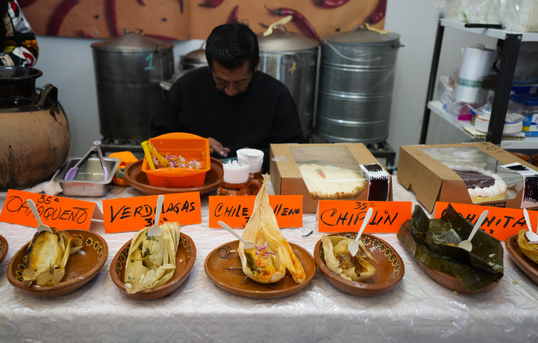 Diferentes estilos de tamal son expuestos sobre una mesa durante la feria de tamales en el vecindario de Iztapalapa, en la Ciudad de México, el 27 de enero de 2023.