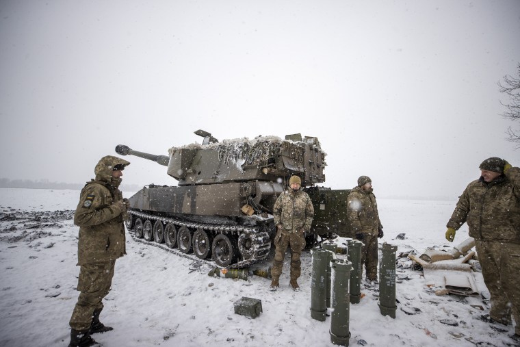 Soldados ucranianos se preparan para disparar el obús autopropulsado estadounidense M109 en la línea del frente, en el óblast de Donetsk, Ucrania, el 17 de febrero de 2023.