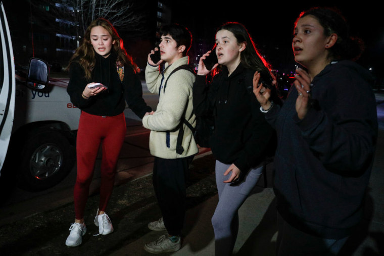 Estudiantes de la Universidad Estatal de Michigan reaccionan pavorosos a la alarma de un tiroteo activo en el centro, el 13 de febrero de 2023.