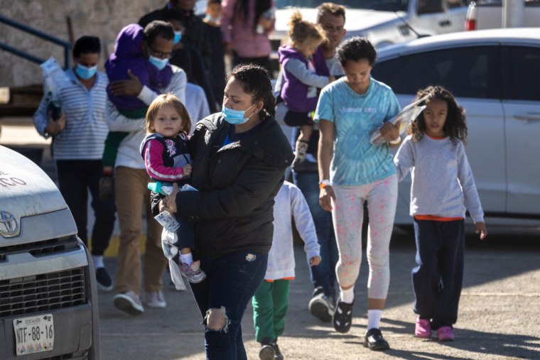 Familias de migrantes regresan a México tras ser expulsadas de Estados Unidos el 09 de enero de 2023.