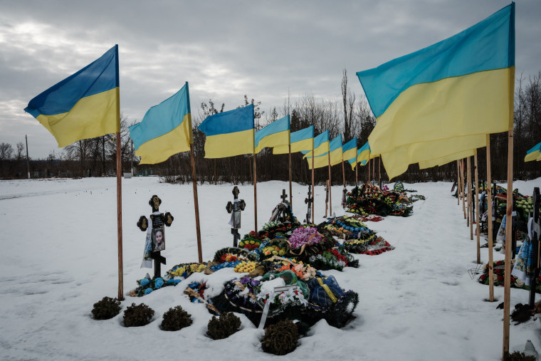 Banderas ucranianas ondeando sobre las tumbas de militares ucranianos caídos en Kramatorsk, el 19 de febrero de 2023.
