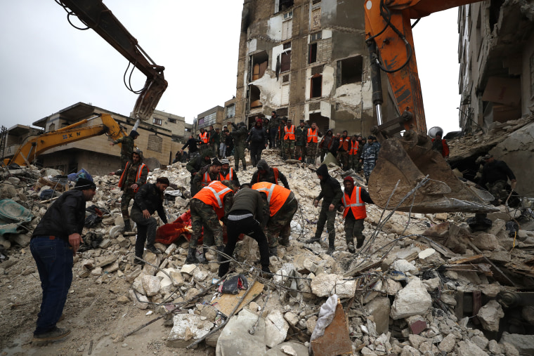 Trabajadores de defensa civil y fuerzas de seguridad buscan entre los escombros de edificios derrumbados en Hama, Siria, el lunes 6 de febrero de 2023.
