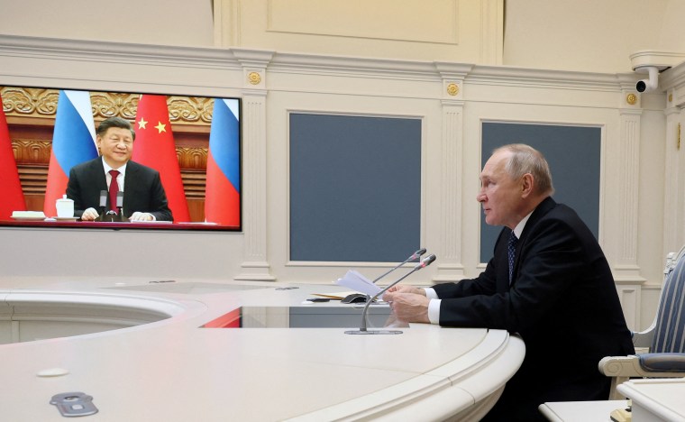 El presidente de Rusia, Vladimir Putin, sostiene conversaciones con el presidente de China, Xi Jinping, a través de un enlace de video desde Moscú, Rusia, el 30 de diciembre de 2022.