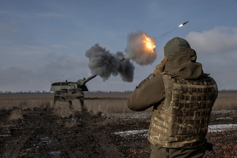 El ejército ucraniano de la 43.ª Brigada de Artillería Pesada dispara el obús alemán Panzerhaubitze 2000, llamado Tina por la unidad, en medio del ataque de Rusia a Ucrania, cerca de Bahmut, en la región de Donetsk, Ucrania, el 5 de febrero de 2023.