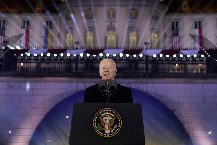 El presidente, Joe Biden, pronuncia un discurso con motivo del primer aniversario de la invasión rusa de Ucrania, el martes 21 de febrero de 2023, en los Jardines del Castillo Real de Varsovia.