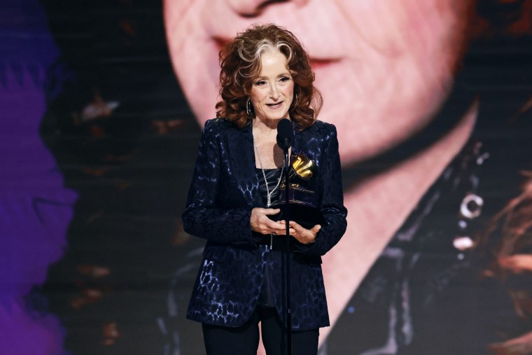 Bonnie Raitt Looked Stunned After She Won Song Of The Year Grammy