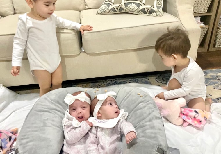 Las hermanas gemelas Lynlee y Lydia tienen 13 meses de diferencia con sus hermanos gemelos Luka y Levi.