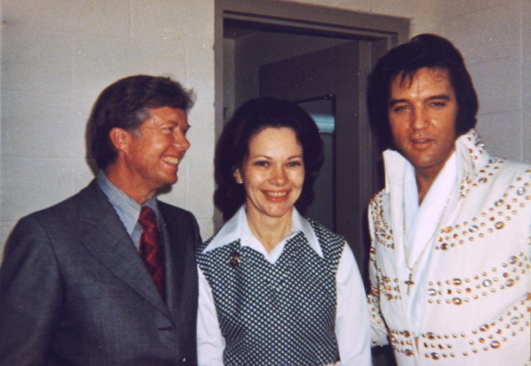 El cantante de rock and roll Elvis Presley posa con el entonces gobernador de Georgia Jimmy Carter y su esposa Eleanor Carter detrás de bambalinas del Teatro Omni, el 29 de junio de 1973 en Atlanta, Georgia.