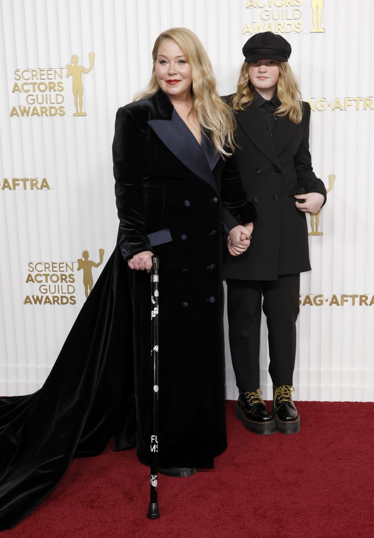 Christina Applegate Matches Her Daughter And Carries Cane Referencing Ms At Sag Awards