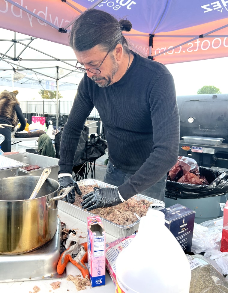 Dave Grohl prepares food for homeless shelter in California