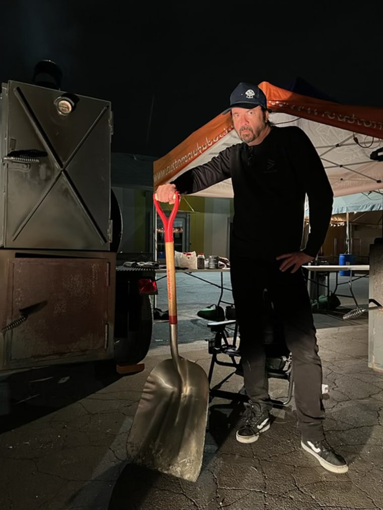 Dave Grohl prepares food for homeless shelter in California