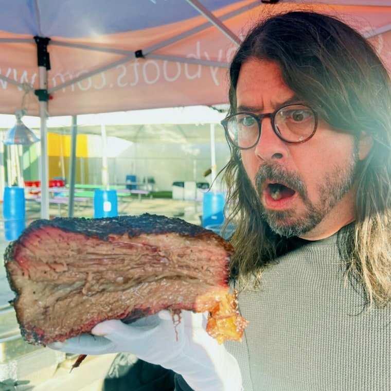 Dave Grohl prepares food for homeless shelter in California