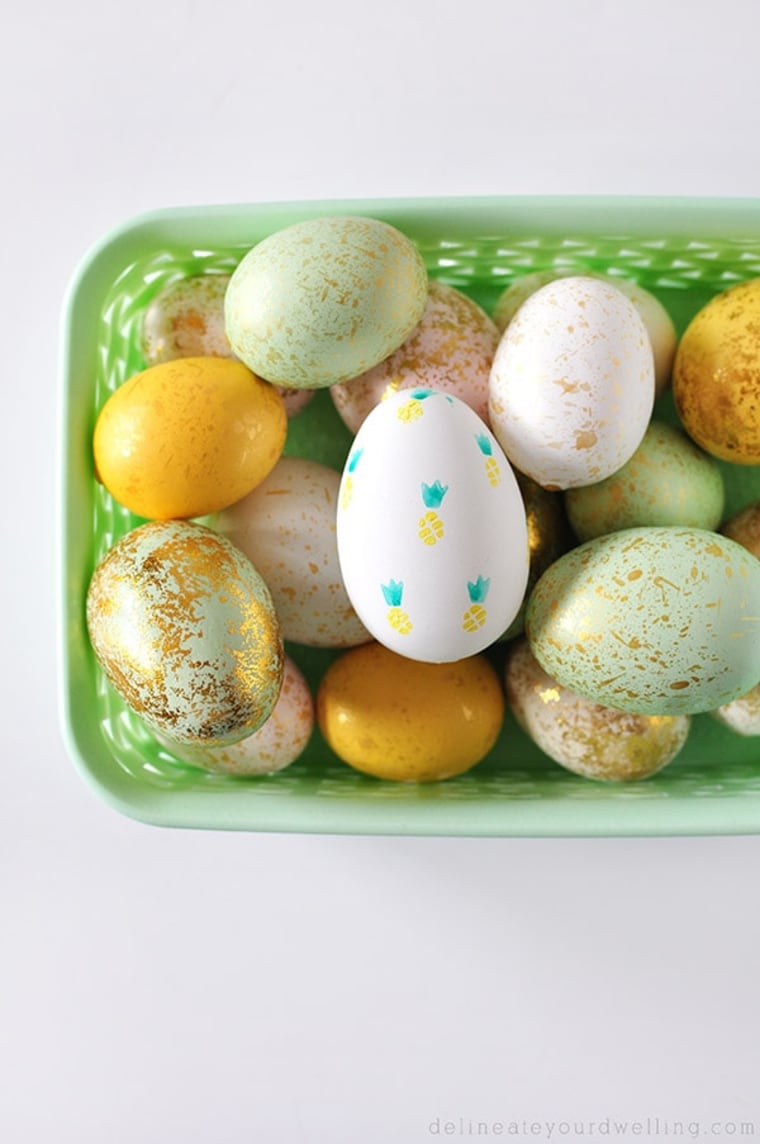 Яйца кг. Яйца украшенные продуктами. Яйцо Easter 2020 Egg. Как украсить яйца таблеткой. Красивое оформление яйца Полянка.