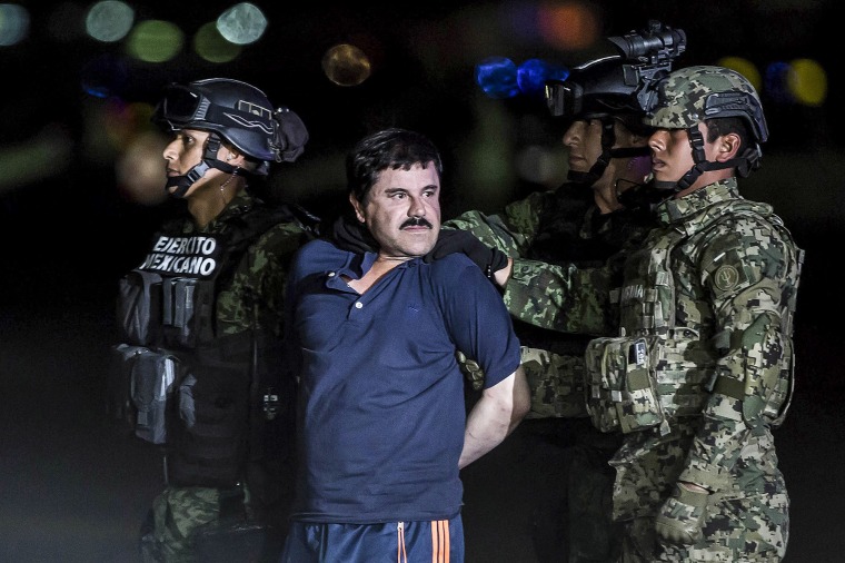 Joaquín Guzman es transportado en 2016 a una prisión de máxima seguridad en la Ciudad de México luego de ser capturado en Sinaloa, al norte del país. 