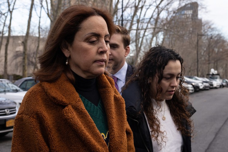 La esposa de Genaro Garcia Luna's wife, Cristina Pereyra, llega a la corte de Brooklyn para prestar testimonio. 