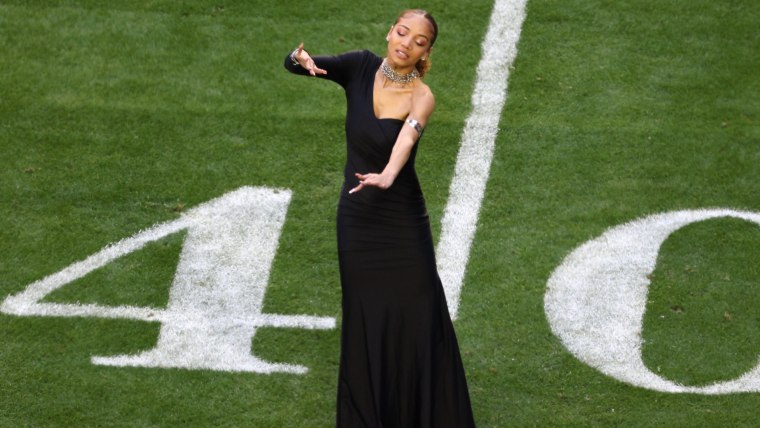 Justina Miles interpreta ‘Lift Every Voice and Sing’ en lenguaje de señas, Super Bowl LVII.