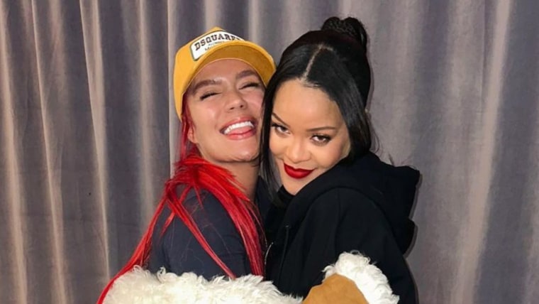 Karol G y Rihanna en el Super Bowl 2023 