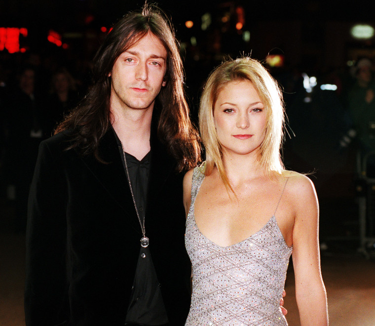 KATE HUDSON NOVEMBER 2000 ACTRESS OF THE FILM 'ALMOST FAMOUS' ARRIVING AT THE PREMIERE AT LEICESTER SQ. THIS EVENING WITH HER ROCK BOYFRIEND CHRIS ROBINSON FROM THE BLACK CROWES
