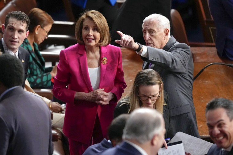 La representante Nancy Pelosi, junto con el representante Steny Hoyer, en el Capitolio, el 7 de febrero de 2023.