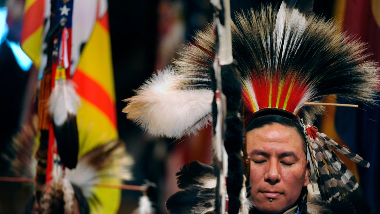 Nathan Chasing Horse, miembro de la tribu Sioux, en la edición 37 de la Marcha Pow Wow, marzo de 2011.