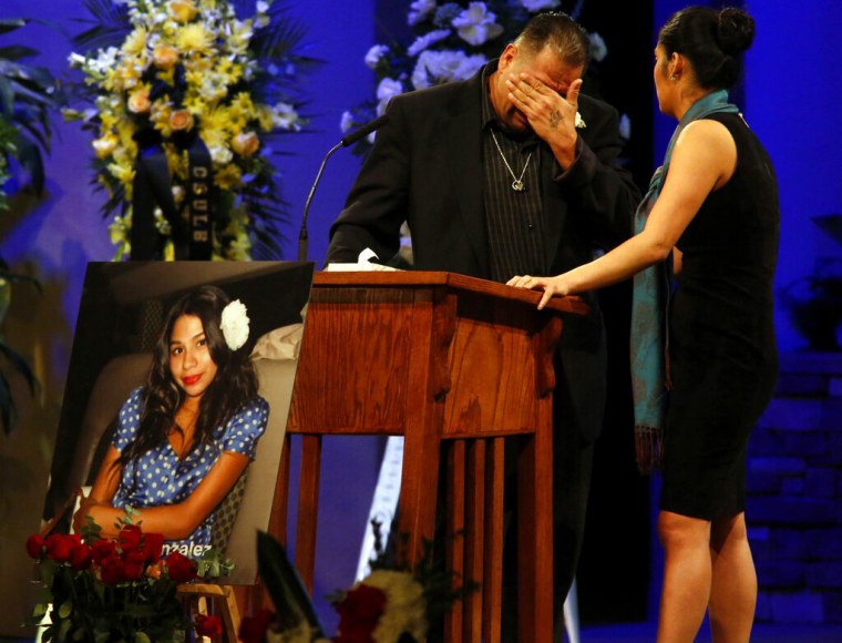 Reynaldo Gonzalez lloraba al recordar a Nohemi, su hija, en Downey, California, el 4 de diciembre de 2015.