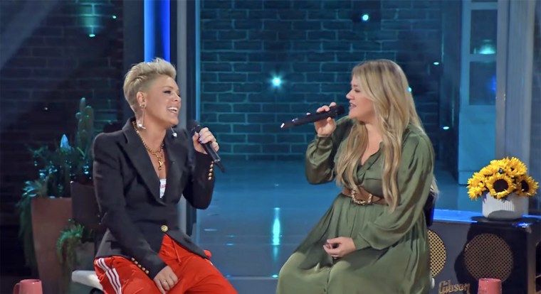 Pink and Kelly Clarkson earned a standing ovation from the audience for their acoustic version of "What About Us."