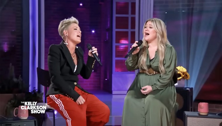 Pink and Kelly Clarkson had fans cheering with their moving duet on "Who Knew."