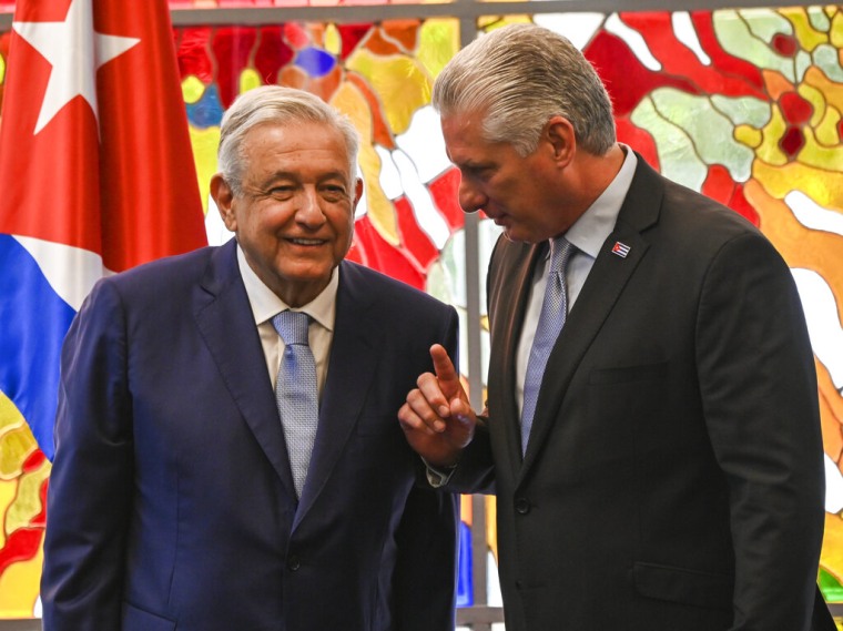 Andrés Manuel López Obrador y Miguel Díaz-Canel hablan después de firmar acuerdos bilaterales en el Palacio de la Revolución, en mayo de 2022, en La Habana, Cuba. 