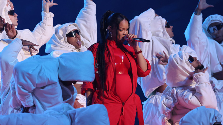 Rihanna en el Super Bowl mostrando su pancita de embarazada.