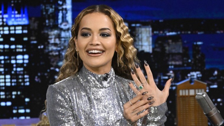 Rita Ora muestra su anillo de bodas en The Tonight Show con Jimmy Fallon.