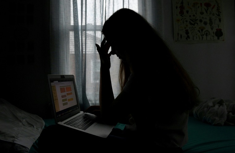 Los intentos de suicidio, la violencia sexual y los sentimientos continuos de tristeza están aumentando entre las adolescentes, dice el CDC.