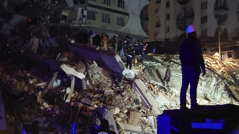 Un grupo de personas buscan a sobrevivientes entre los escombros de un edificio destruido por el terremoto, este 6 de febrero, en Diyarbakir, en el sur de Turquía. Se teme que el sismo haya cobrado muchas vidas.