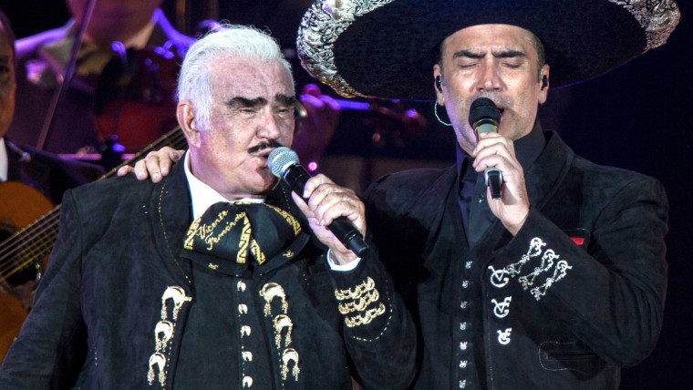 Vicente Fernández y su hijo Alejandro Fernández durante su último concierto en vivo de su carrera artística en el 'Estadio Azteca', el 16 de abril de 2016 en la Ciudad de México.