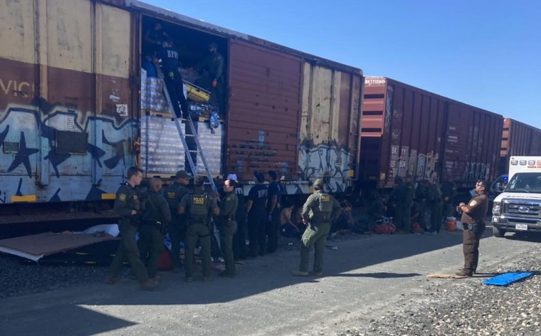 Rescate de migrantes en un tren en Eagle Pass el 25 de marzo.