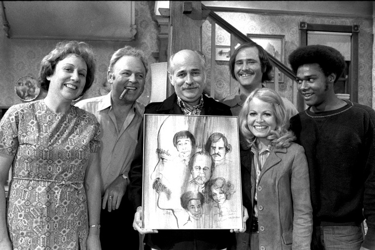 Jean Stapleton as Edith Bunker, Carroll O'Connor as Archie Bunker, show creator Norman Lear, Rob Reiner as Michael Stivic, Sally Struthers as Gloria Bunker Stivic and Mike Evans as Lionel Jefferson on the set of \"All In The Family\" 1971.