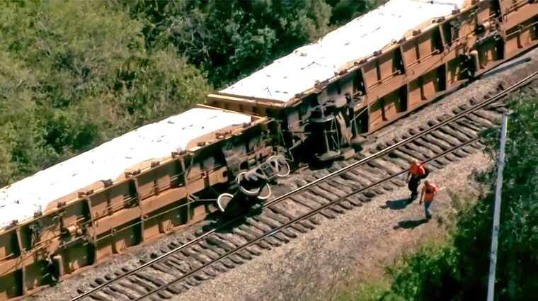 Un tren Seminole Gulf Railway que transportaba propano descarriló cerca de un aeropuerto de Florida en el condado de Manatee, Florida.