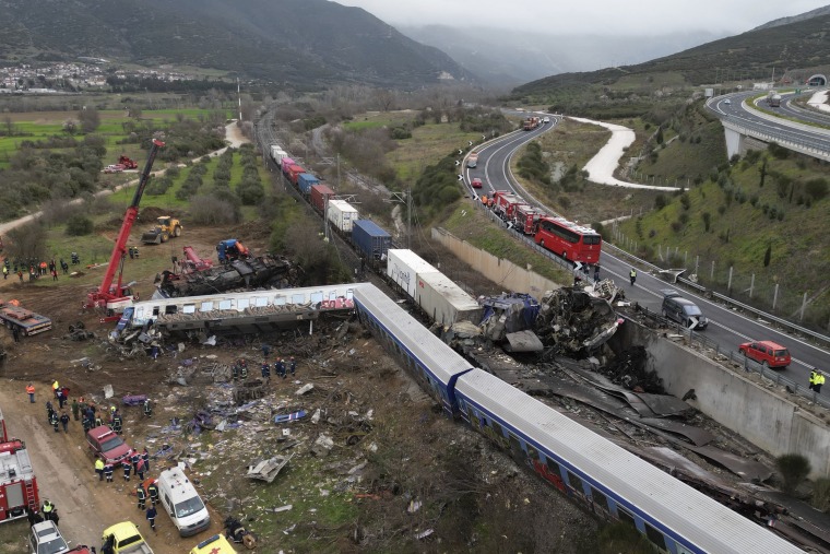 A train carrying hundreds of passengers has collided with an oncoming freight train in northern Greece, killing and injuring dozens passengers.