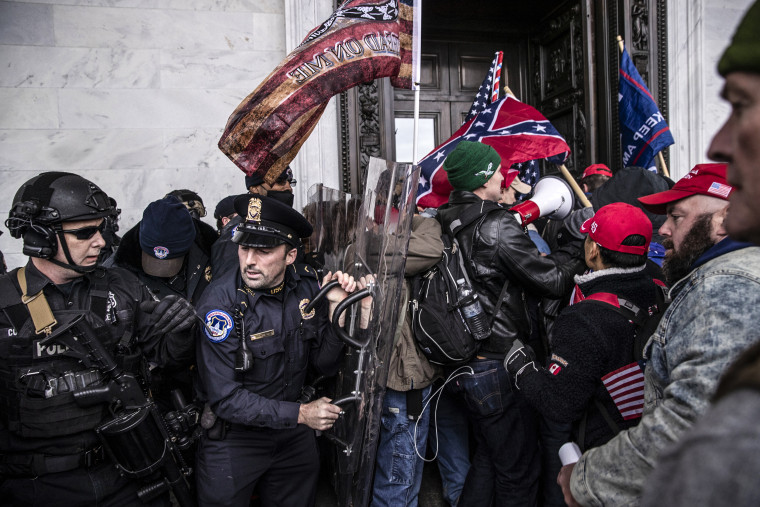 Los manifestantes chocan con la policía del Capitolio de los Estados Unidos cuando intentan ingresar al edificio del Capitolio durante una protesta el 6 de enero de 2021.