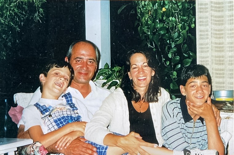 Jason Yamas, a la derecha, de niño con su familia.