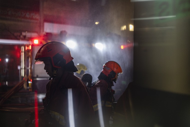 Hong Kong probes cause of blaze in shopping district