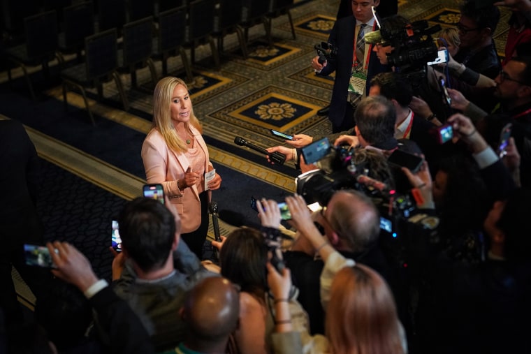 La representante Marjorie Taylor Greene, republicana de Georgia, habla con los periodistas después de su discurso en CPAC en Fort Washington, Maryland, el 3 de marzo de 2023.