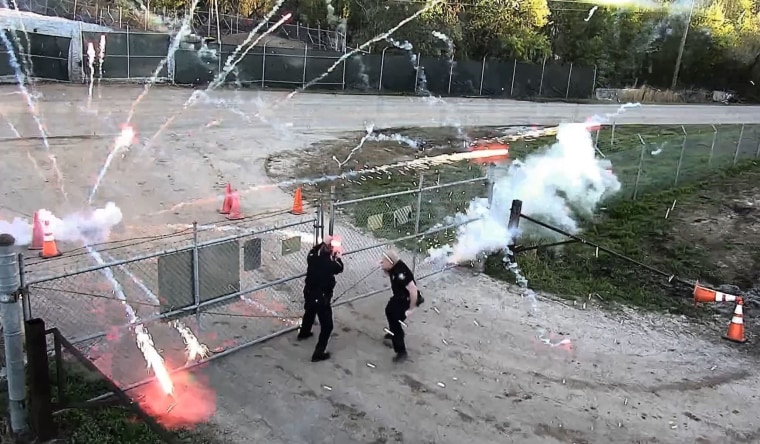 Los manifestantes arrojan ladrillos en el sitio del centro de entrenamiento policial en construcción en Atlanta el 5 de marzo de 2023.