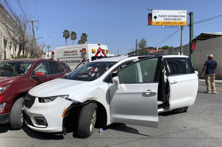 Un miembro de las fuerzas de seguridad mexicanas junto a una camioneta blanca con placas de Carolina del Norte y múltiples orificios de bala, en la escena del crimen donde hombres armados secuestraron a cuatro ciudadanos estadounidenses que ingresaron a México desde Texas, el viernes 3 de marzo de 2023. El presidente mexicano, Andrés Manuel López Obrador dijo que los cuatro estadounidenses iban a comprar medicamentos y quedaron atrapados en el fuego cruzado entre dos grupos armados luego de ingresar el viernes a Matamoros, frente a Brownsville, Texas.  (Foto AP)