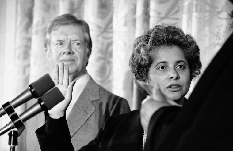 El presidente Jimmy Carter asiste a la juramentación de Patricia Roberts Harris como Secretaria de Salud, Educación y Bienestar Social el 3 de agosto de 1979.