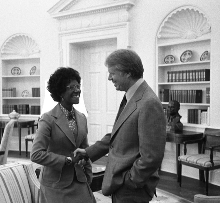 O presidente Jimmy Carter encontra-se com Shirley Chisholm em 14 de julho de 1977.