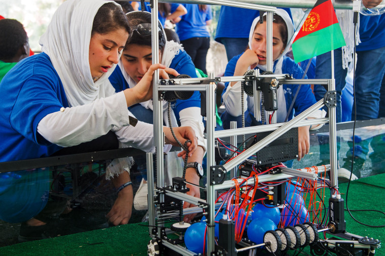 Miembros del equipo de robótica de niñas afganas con su robot en el área de entrenamiento FIRST Global Challenge en Washington en julio de 2017.